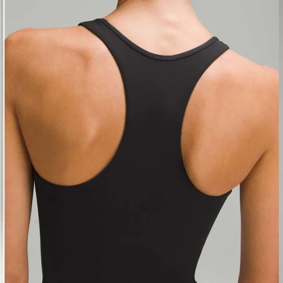 Cropped V-Neck Tennis Tank Black - Picture 6 of 10
